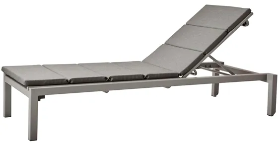 Cane-Line Relax aurinkotuoli - vaaleanharmaa harmaalla tyynyllä